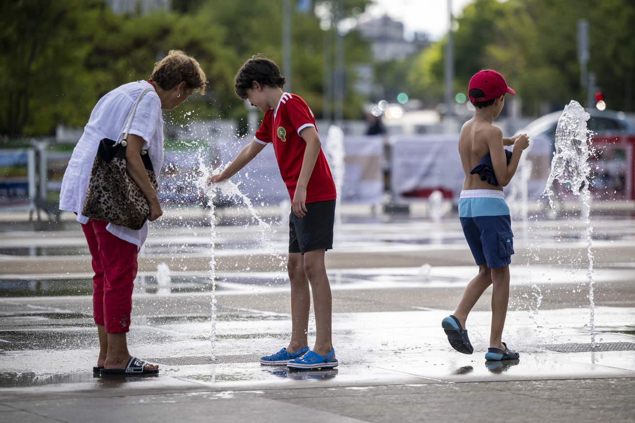 Persone vicino a getti d acqua