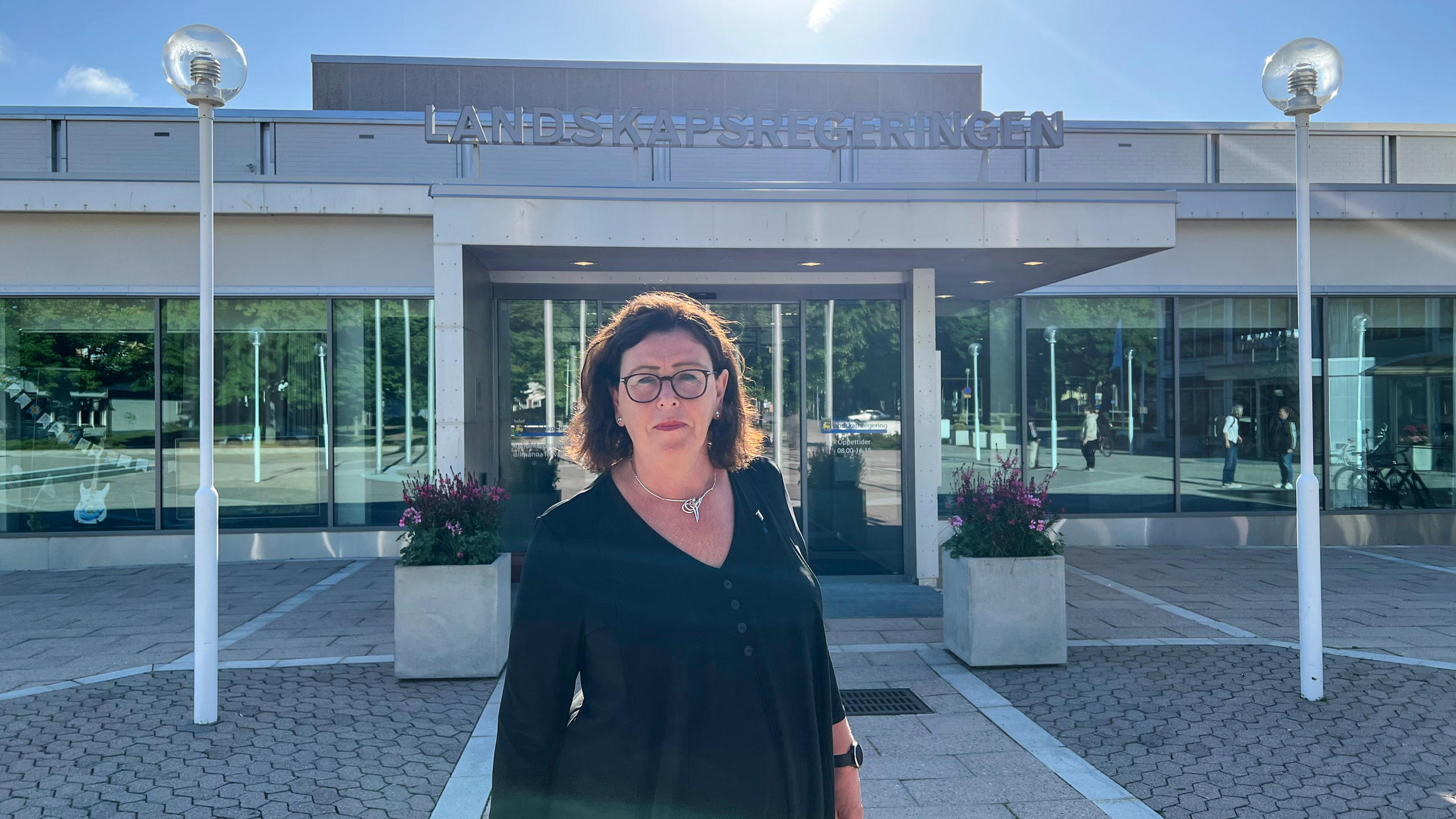 Frau vor einem modernen Bau