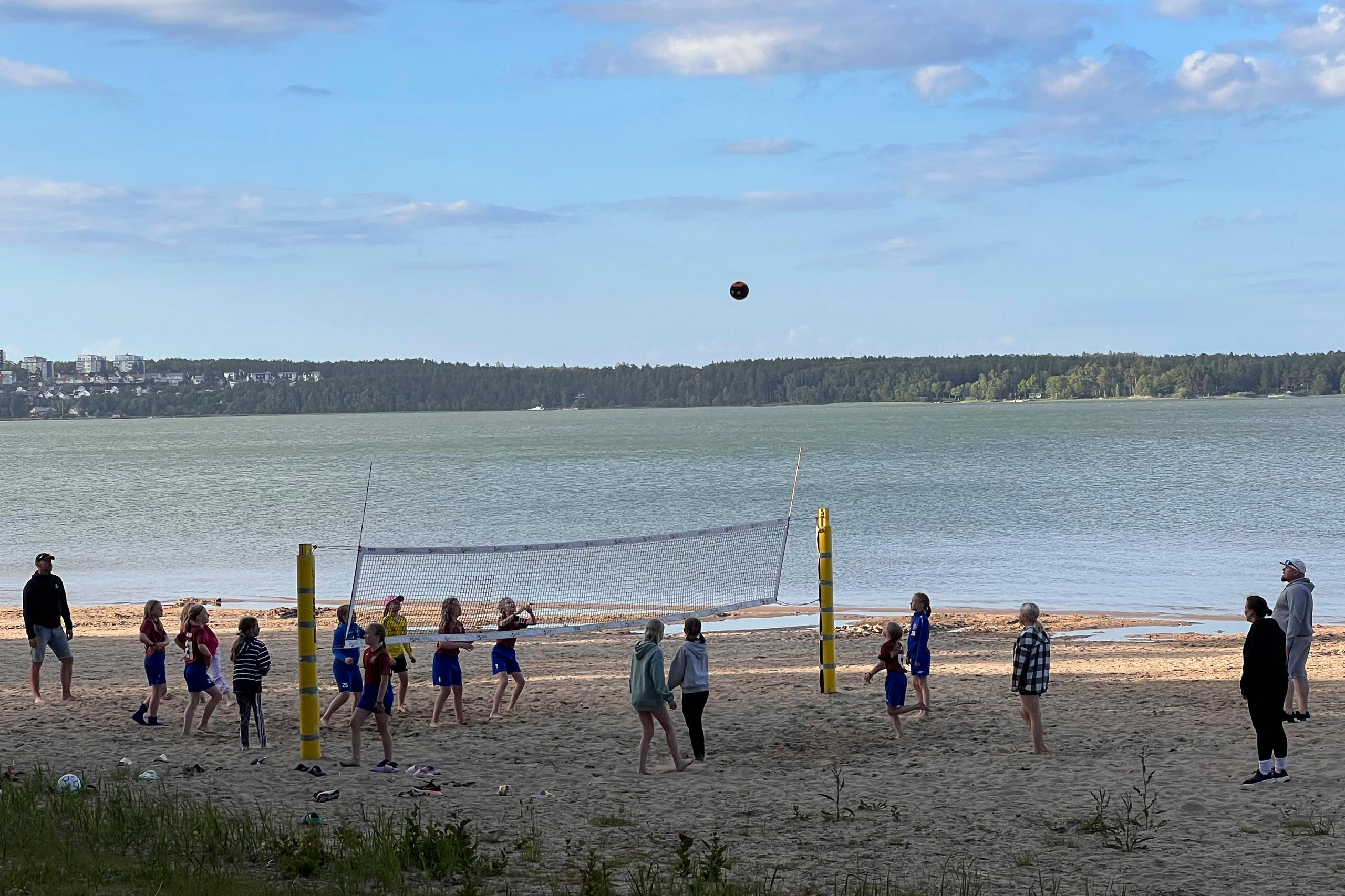 Partido de vóleibol en la playa en Mariehamn.