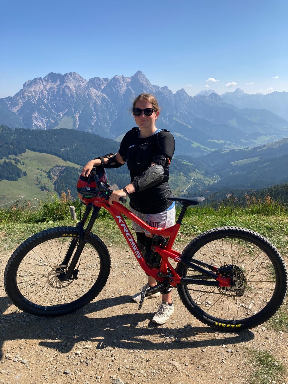 Mädchen mit Fahrrad in den Bergen