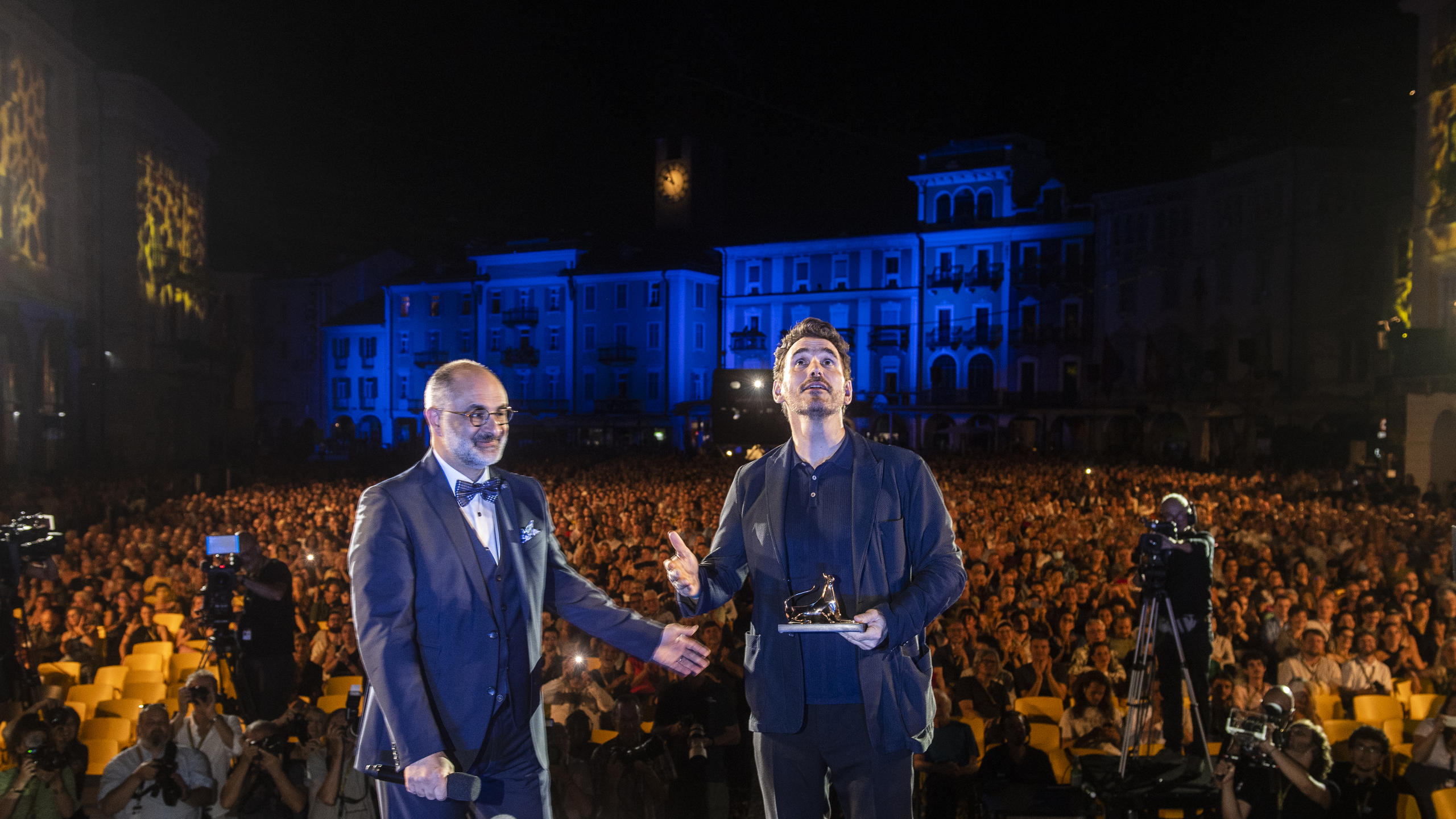 Giona A. Nazzaro y Matt Dillon en la Piazza Grande.