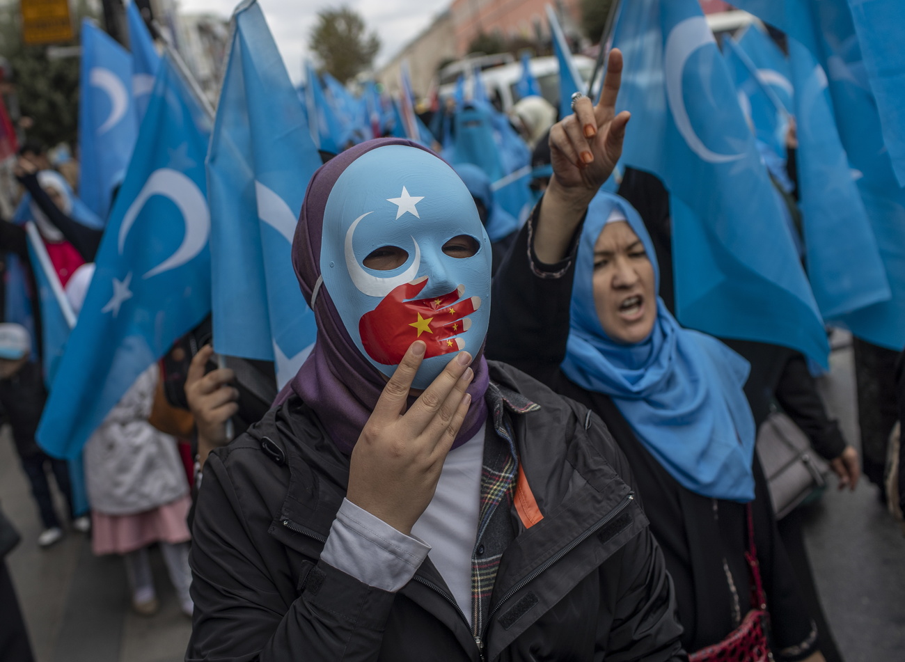 維吾爾人及其他聲援者就中國的拘押營舉行抗議，並宣稱中國在進行種族滅絕。一份聯合國報告指出可能存在反人類罪行。