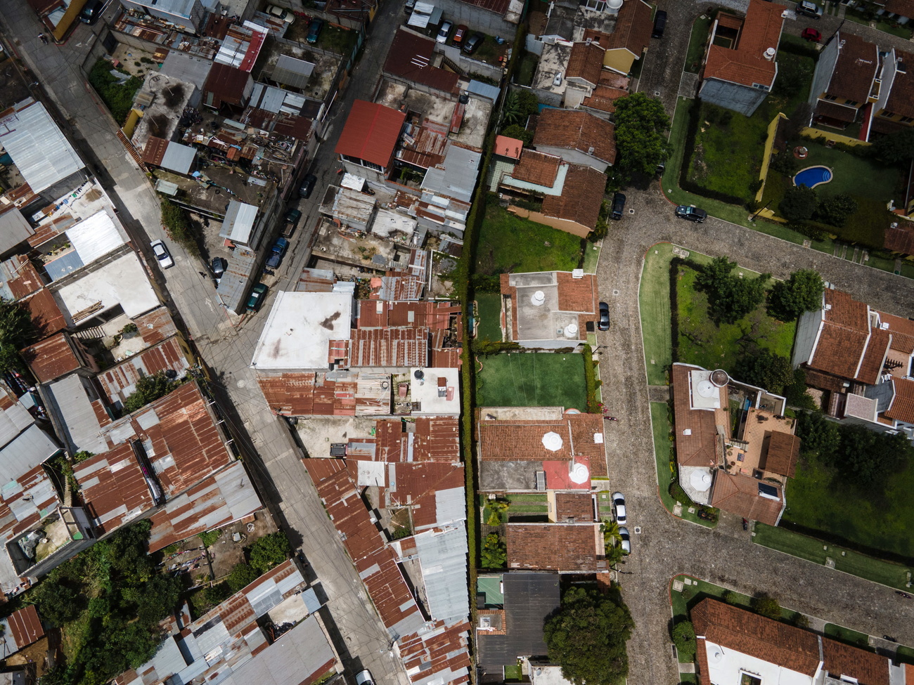 Vista aérea de casas ricas e pobres, lado a lado
