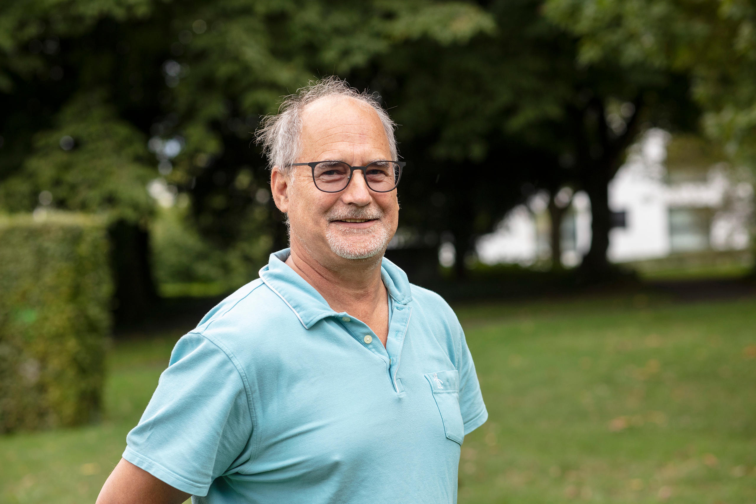 Mann in hellblauem T-Shirt