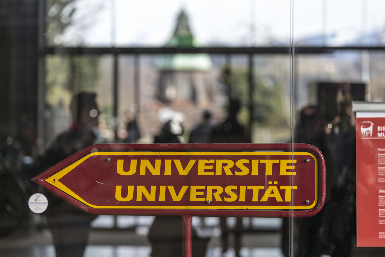 university sign in French and German