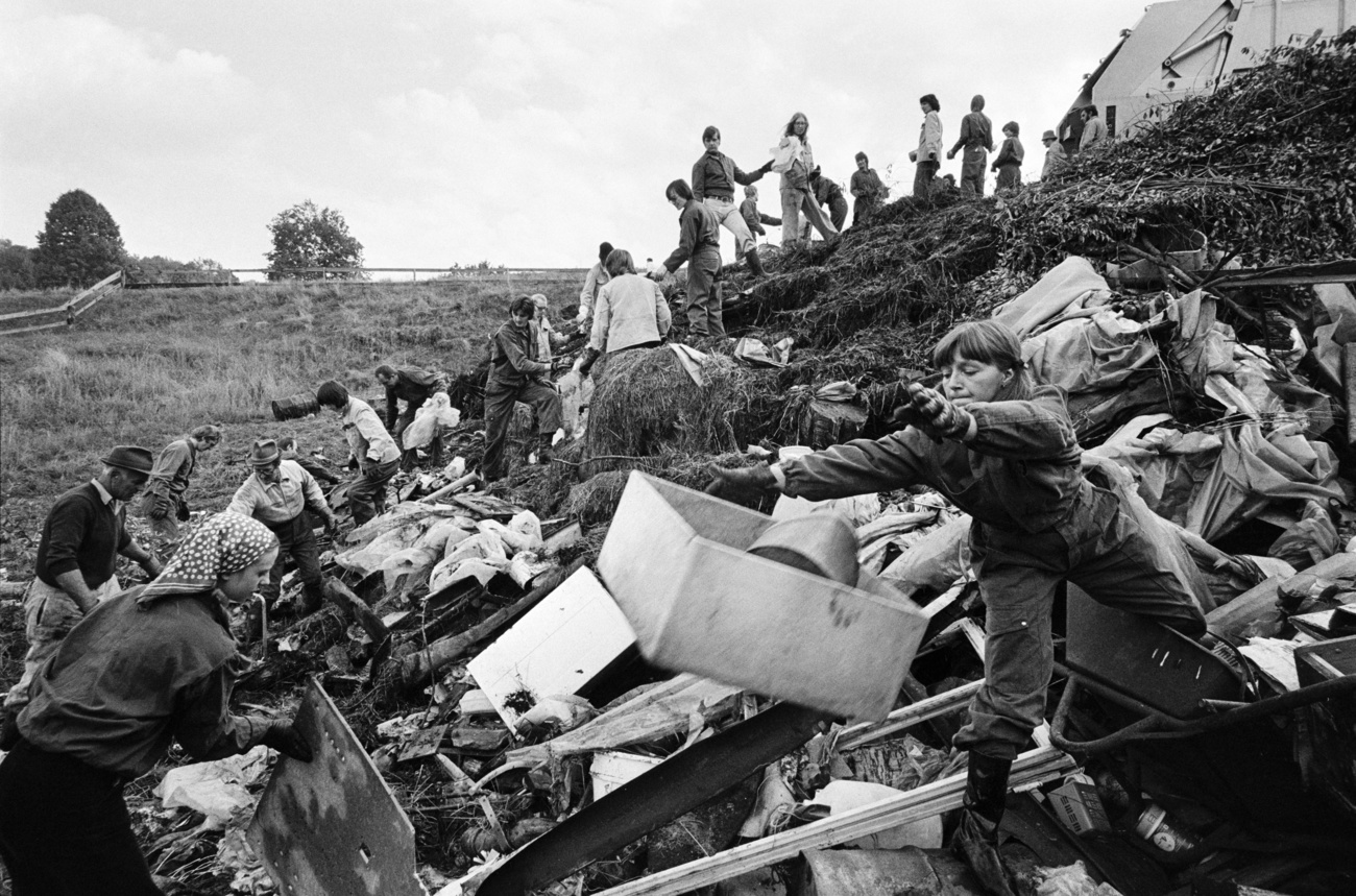 gente che raccoglie dei rifiuti di una discarica