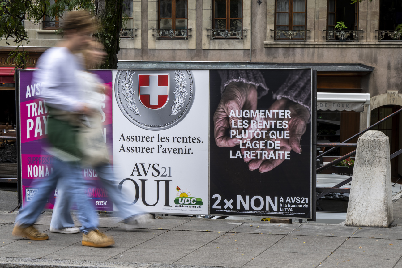 publicidad a favor y en contra de la reforma del AVS en una calle