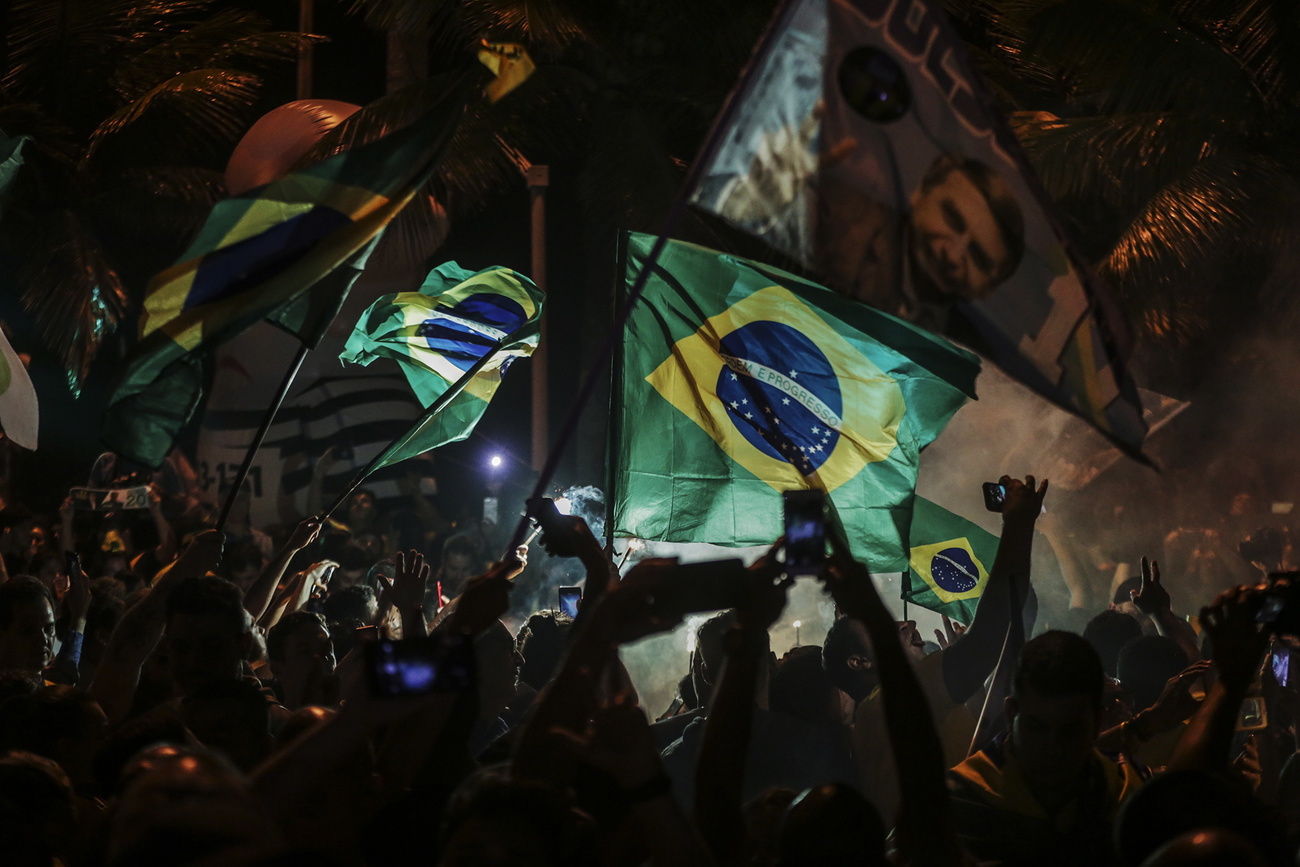 Brasilianische Flaggen an einer Demonstration