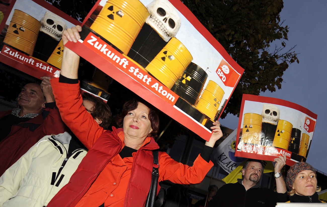 自国の国境付近への放射性廃棄物最終処分場建設に抗議するドイツの人々
