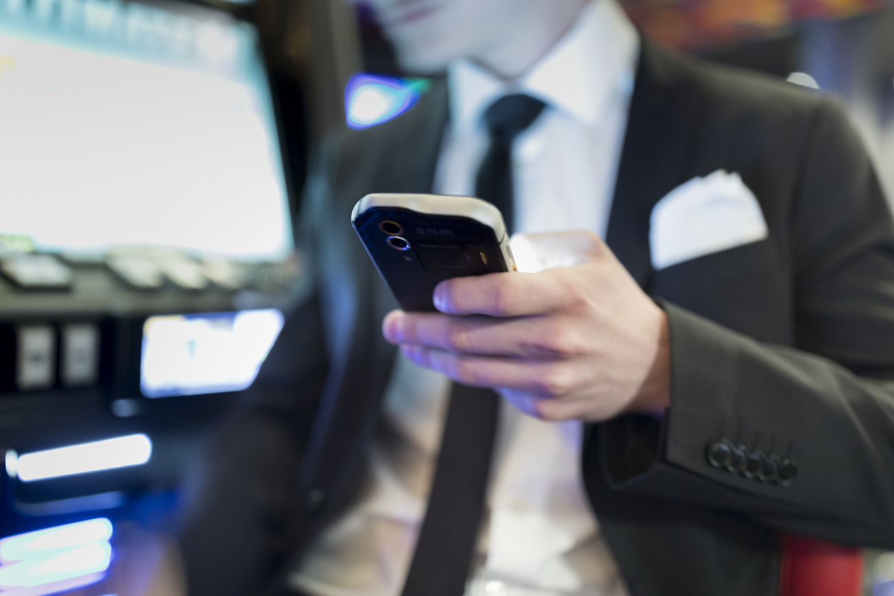 un hombre con traje y un teléfono móvil