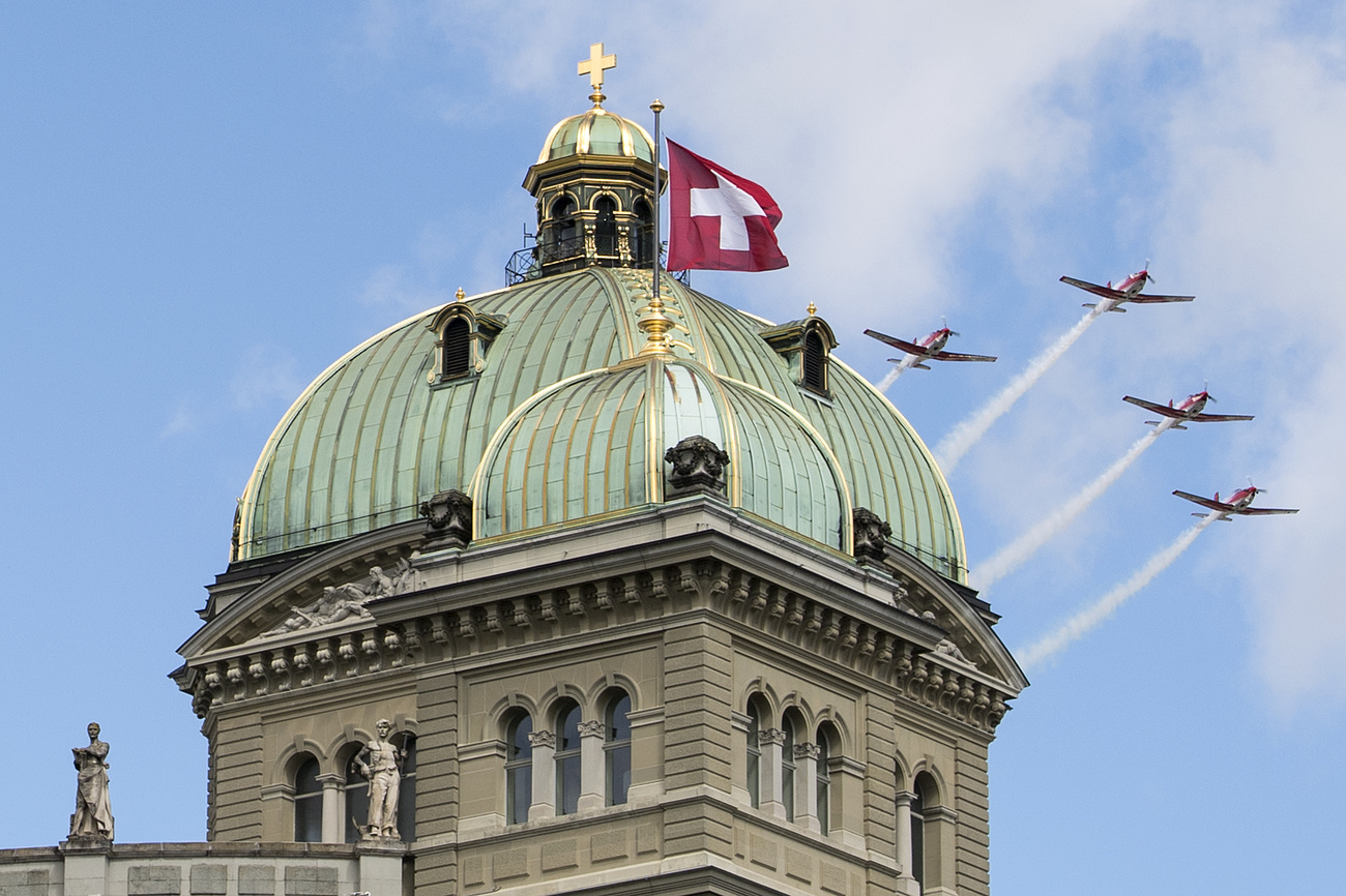 Aerei militari elvetici sorvolano la cupola di Palazzo Federale.