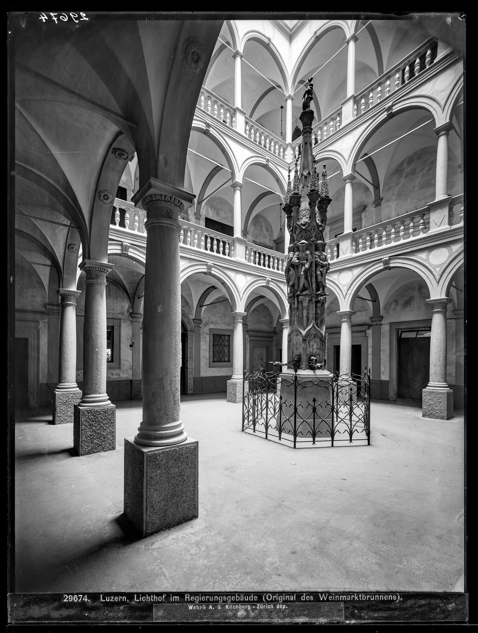 Patio interior antiguo con varios pisos y con columnas y arcos