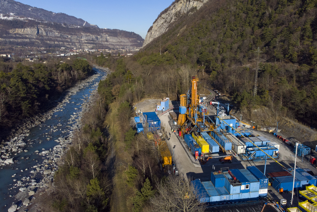 projeto de energia geotérmica fica à beira de um rio em Lavey-les-Bains, no oeste da Suíça, contra um pano de fundo de montanha