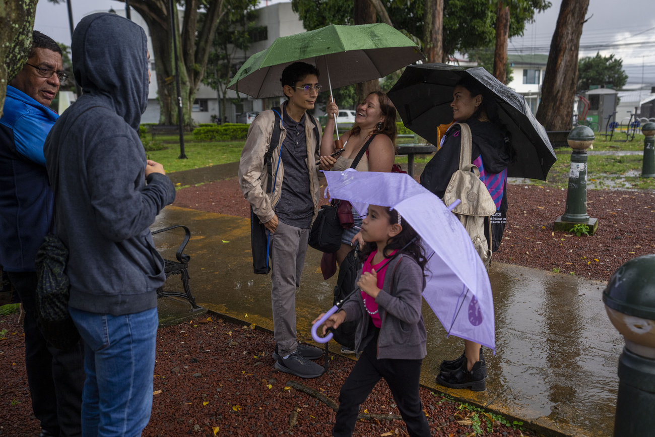 Pessoas se abrigando da chuva