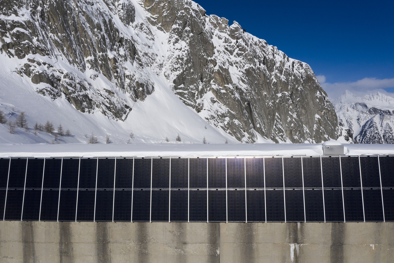 Painéis de energia solar em barragem nos Alpes suíços