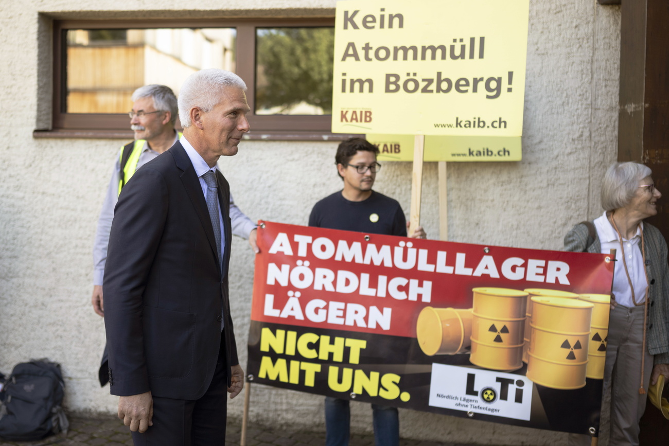 persona accolta da manifestanti