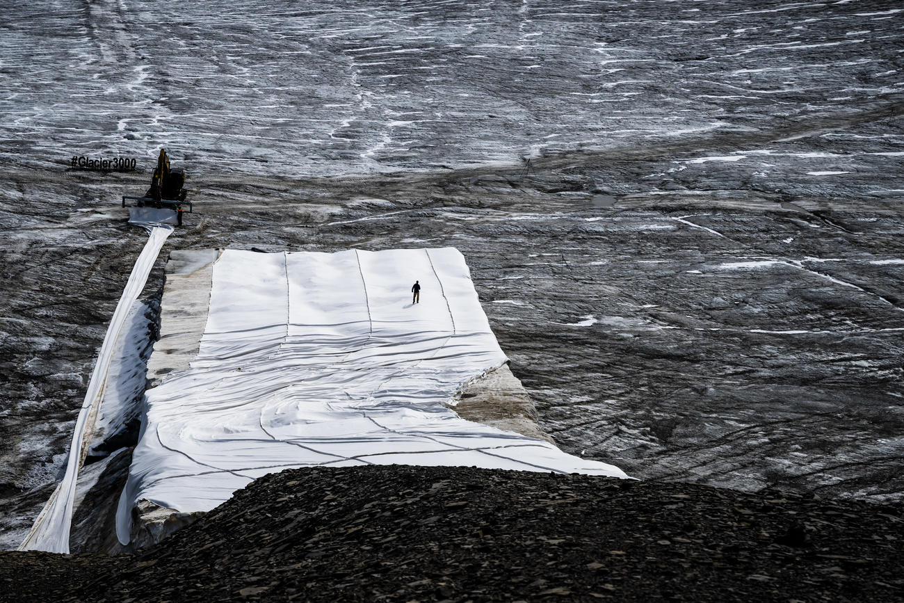 Une bâche de protection sur le glacier de Tsanfleuron, sur le domaine de Glacier 3000.