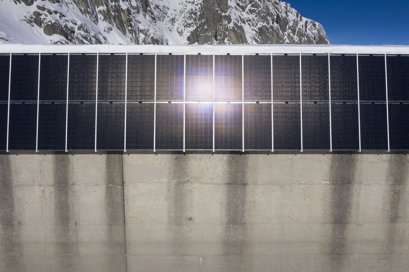 Painéis solares nos Alpes suíços