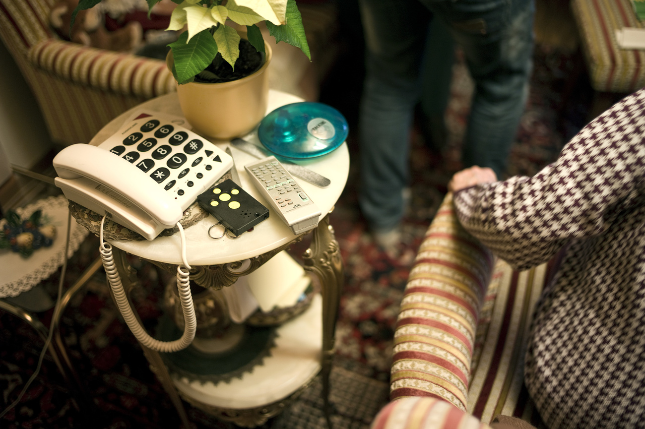 Ältere Person mit Telefon