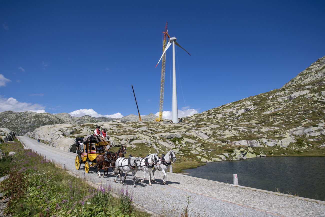 Kutsche vor einem Windrad in den Alpen