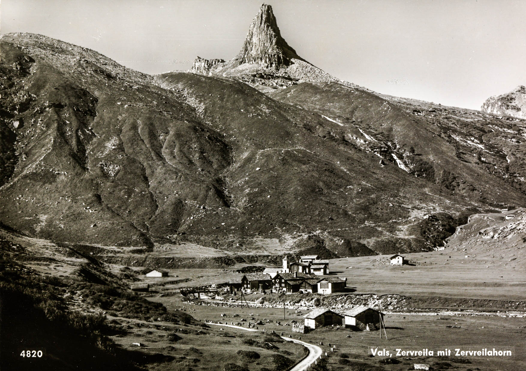 Ebene Dorf Bergspitze