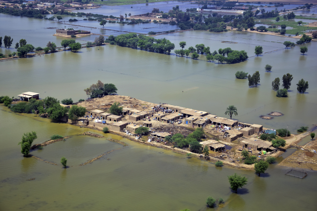 Case accerchiate dall acqua a Jaffarabad in Pakistan.