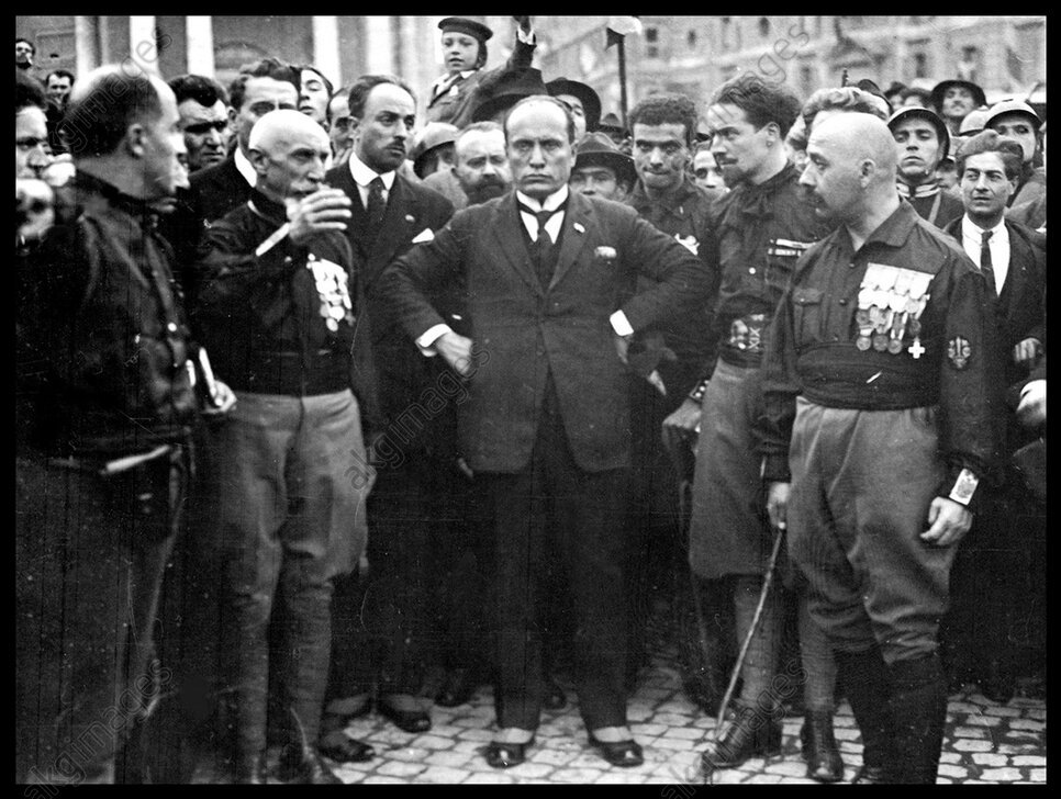 Benito Mussolini y una multitud
