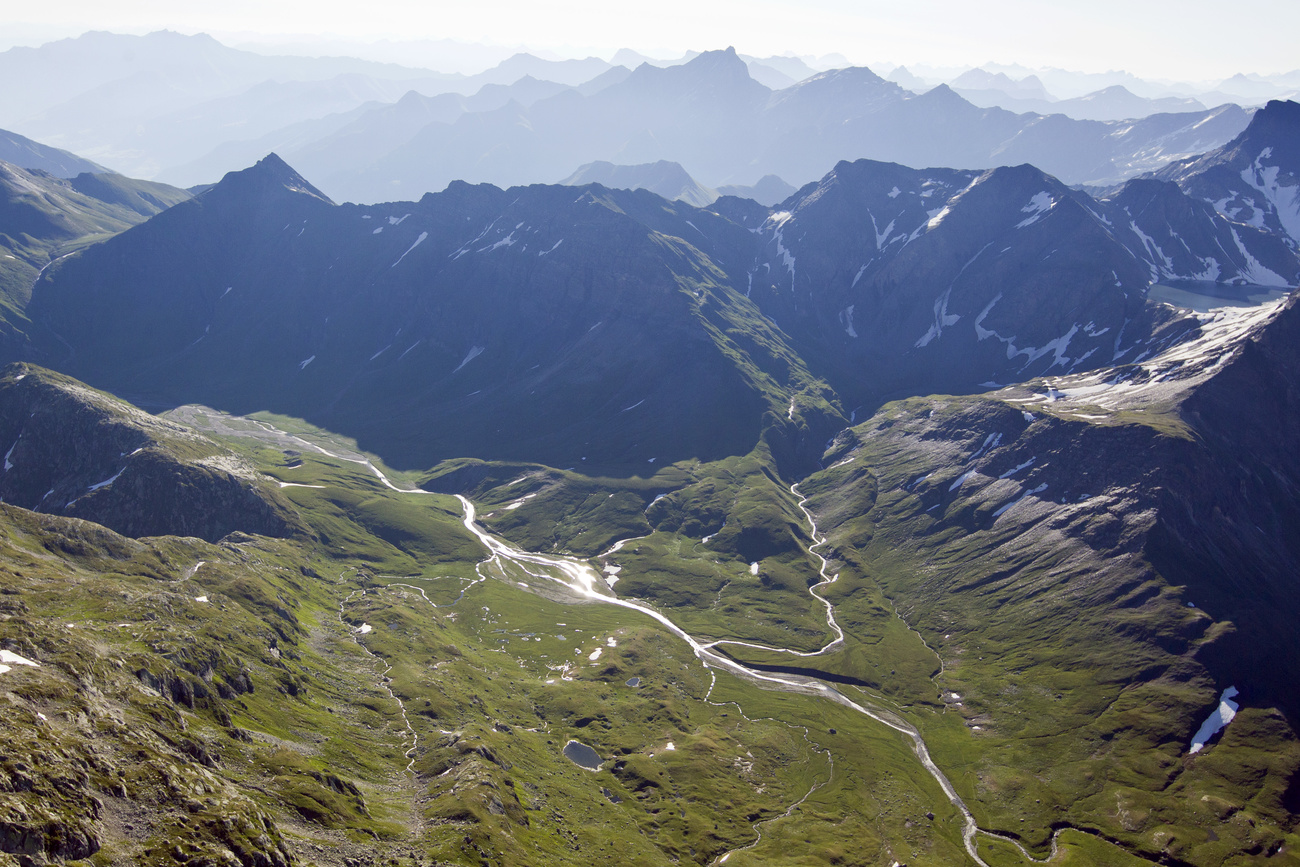 Vista aérea de paisaje montañoso.