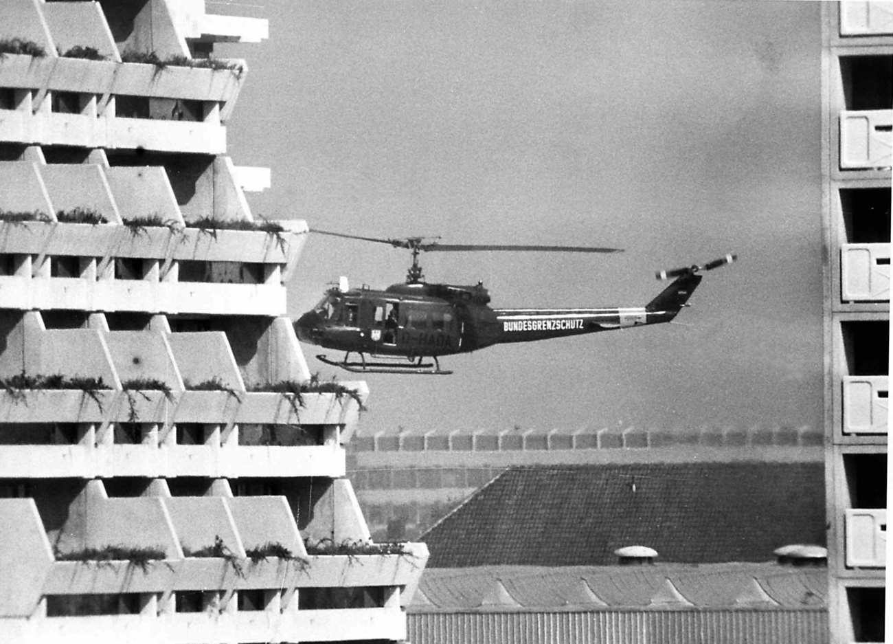 UN elicottero della polizia tedesca sorvola il villaggio olimpico.