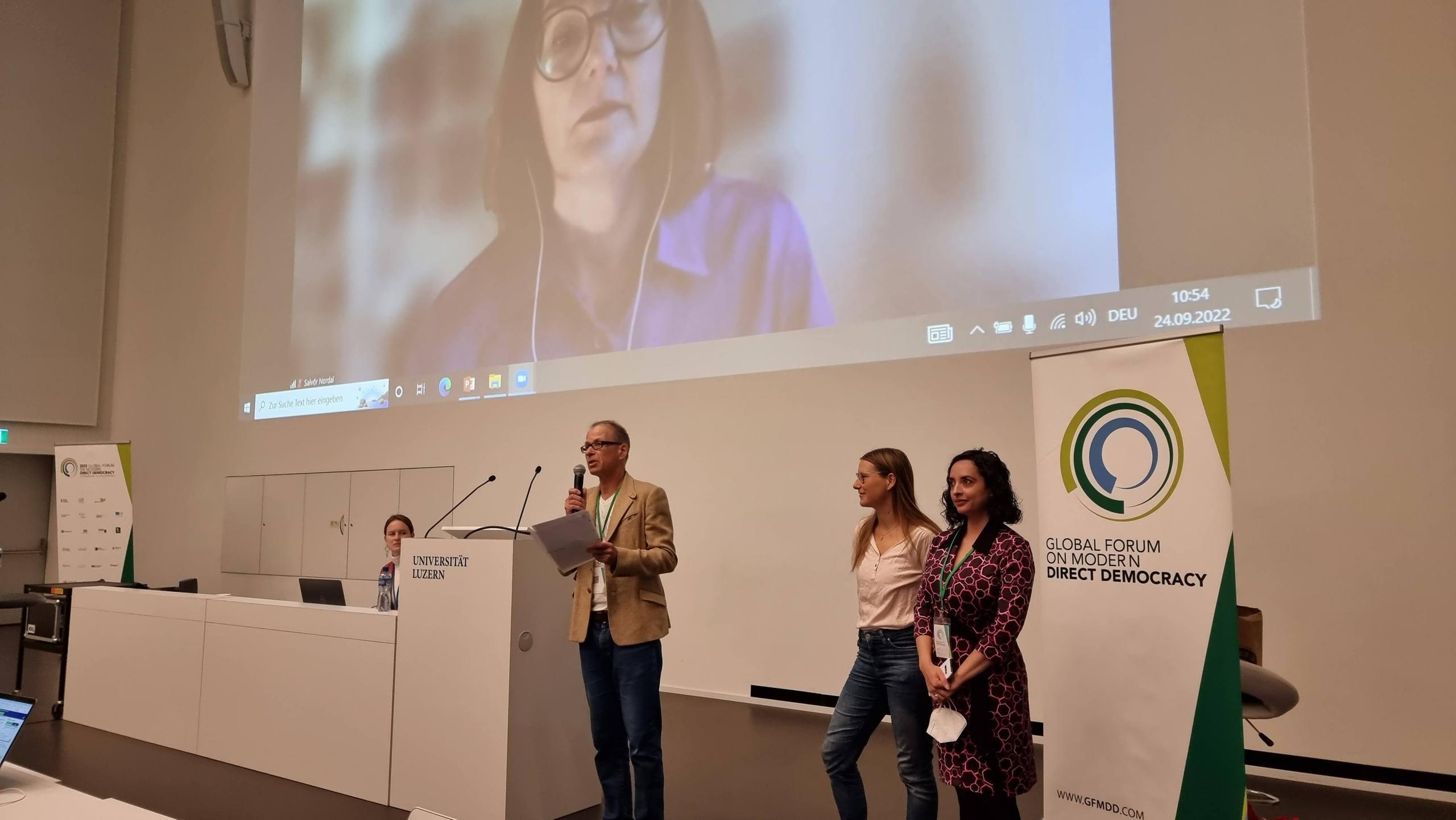 Podiumsdiskussion mit vier Personen