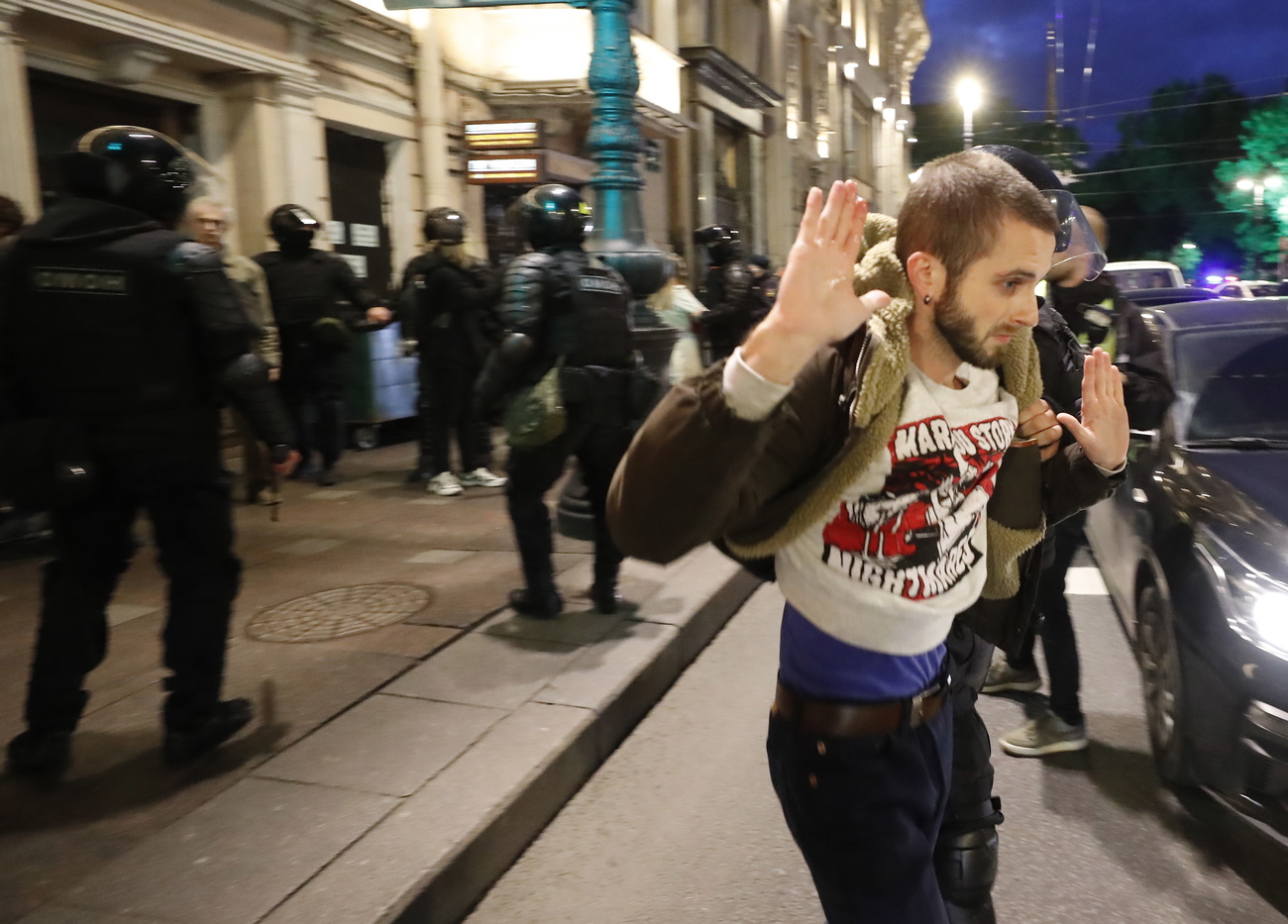 Mann wird in Russland an einer Demonstration abgeführt