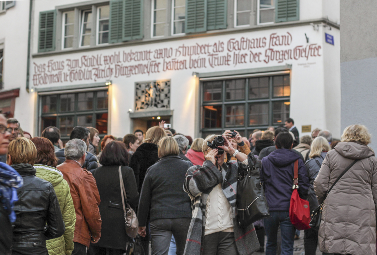 Un groupe de touristes russes dans la vieille ville de Zurich, en 2014.