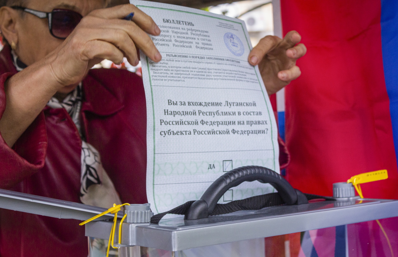 inserimento di un bollettino di voto in un urna