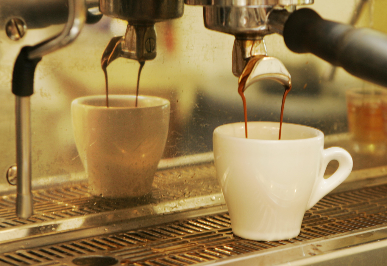 Xícara de café sendo preparada