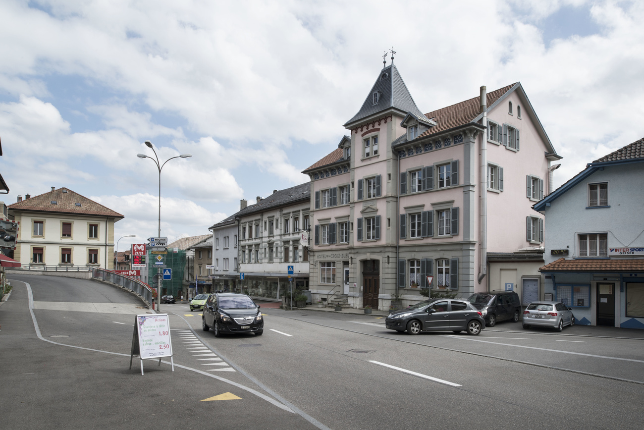 strada in una località