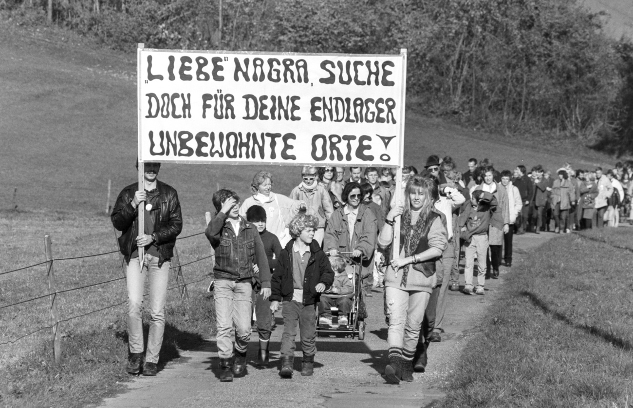 住民の抵抗は激しく、低中レベル放射性廃棄物の最終処分場計画は1995年と2002年に拒絶された