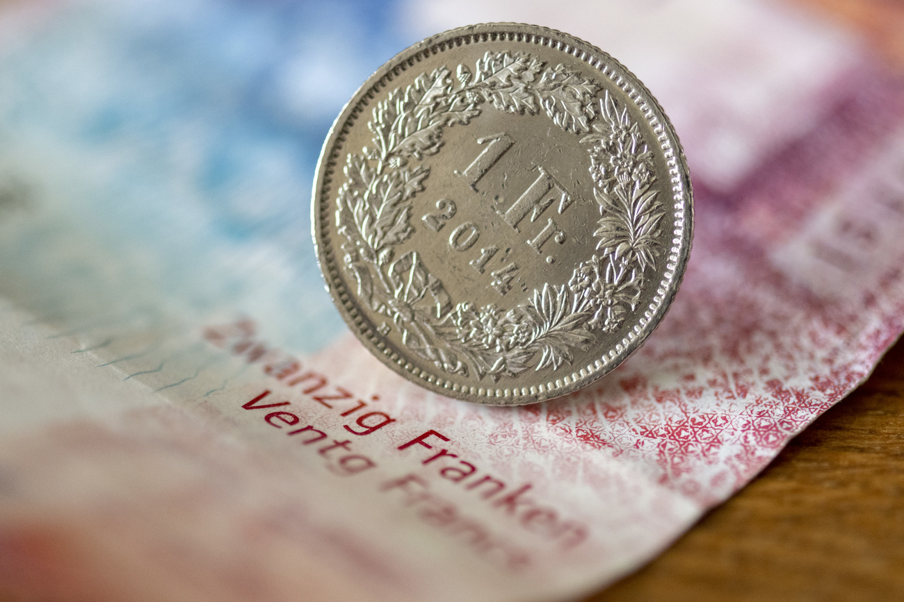 Une pièce d un franc et un billet de 20 francs