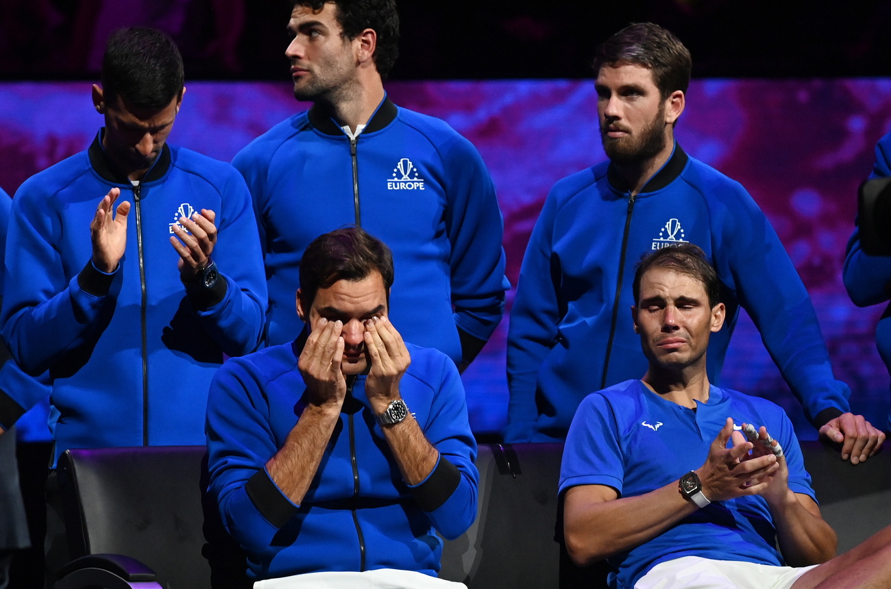 roger federer e rafael nadal, seduti, in lacrime