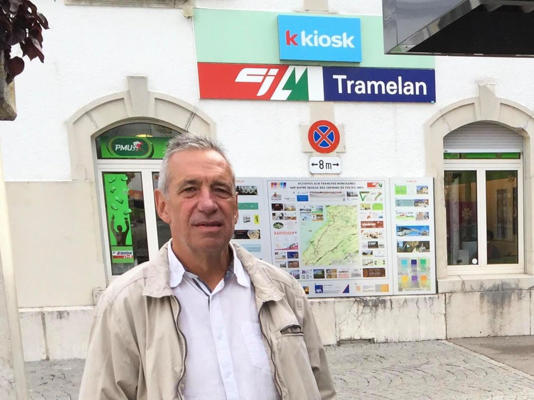 Homme devant une gare