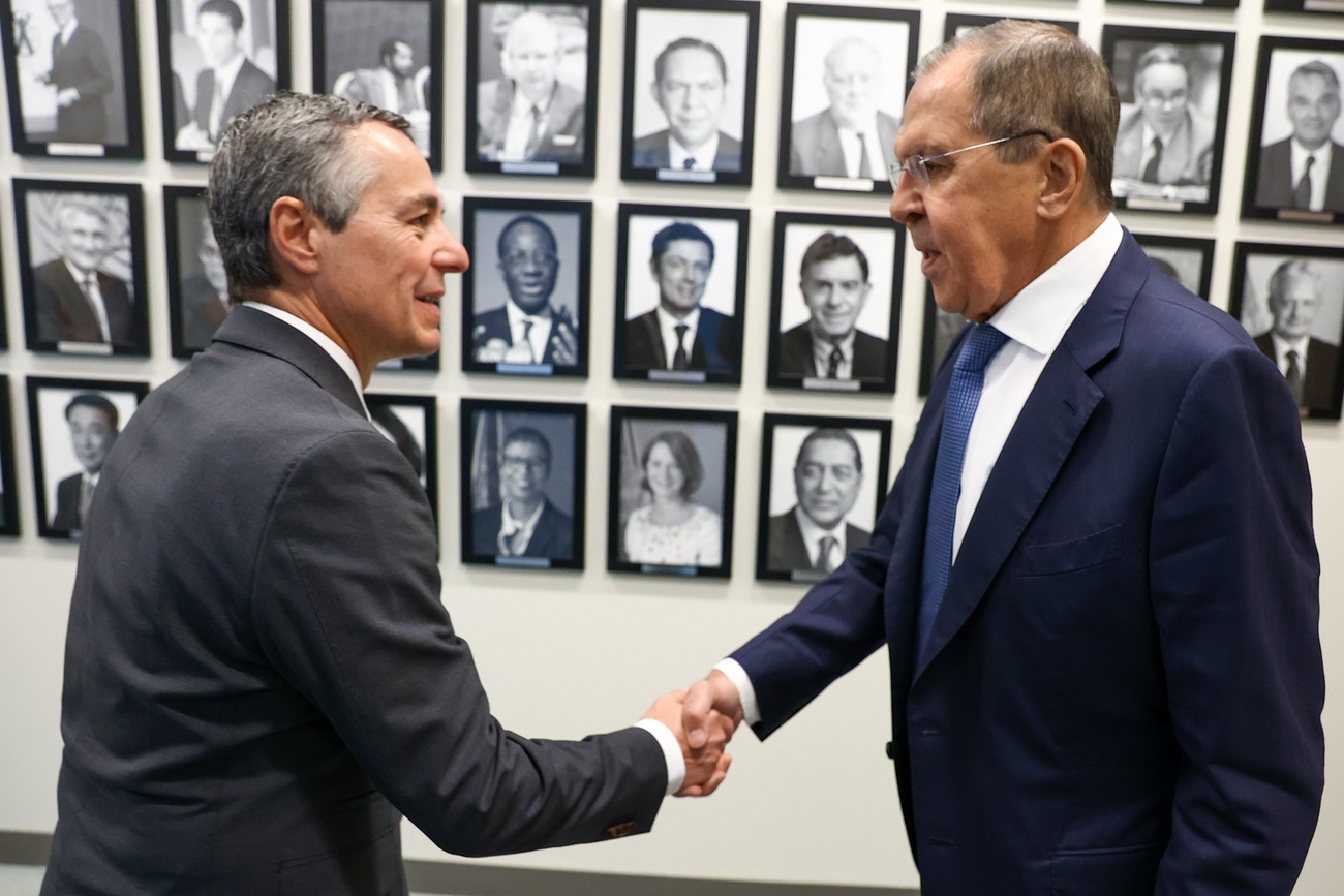 Le président suisse et le ministre russe des Affaires étrangères se serrent la main