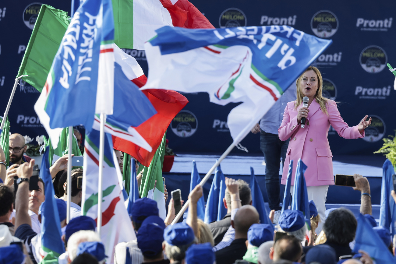 Giorgia meloni davanti a una folla