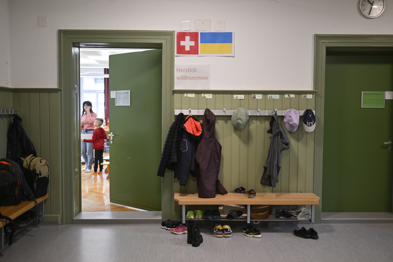 Szene im Gang einer Schule mit den Flaggen von Schweiz und Ukraine