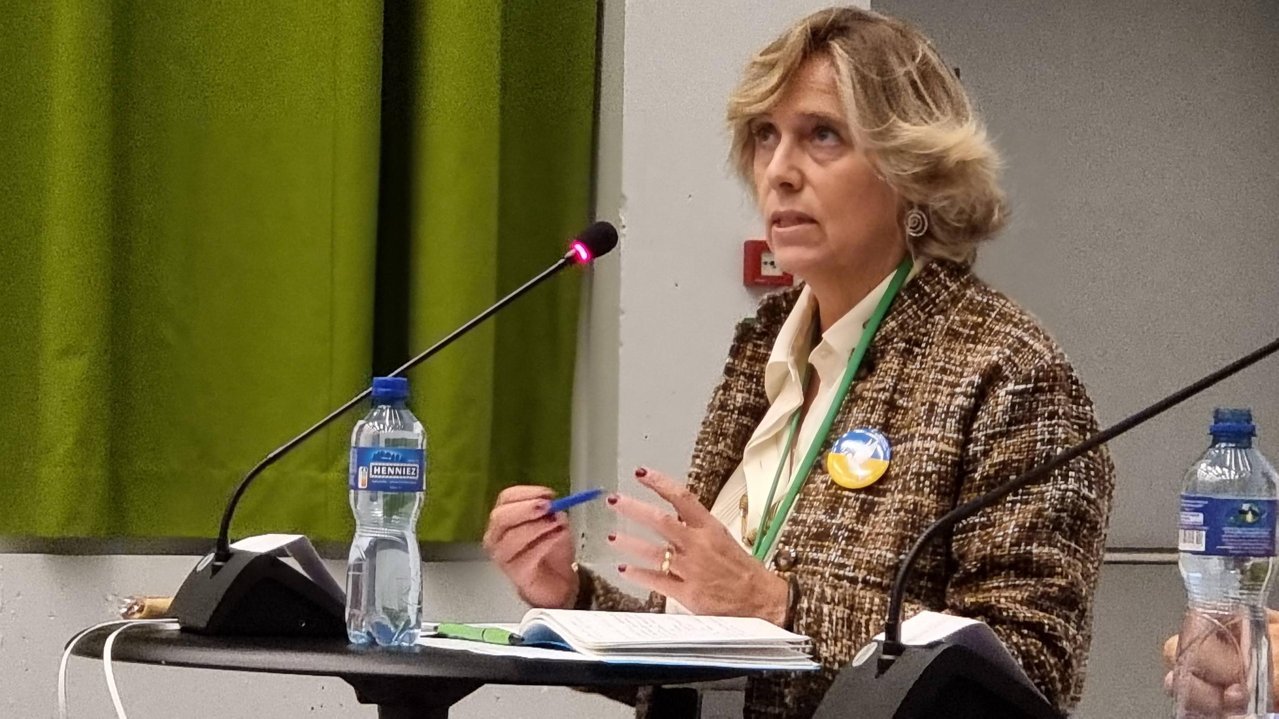 Frau beim Vortrag an einem Stehtisch