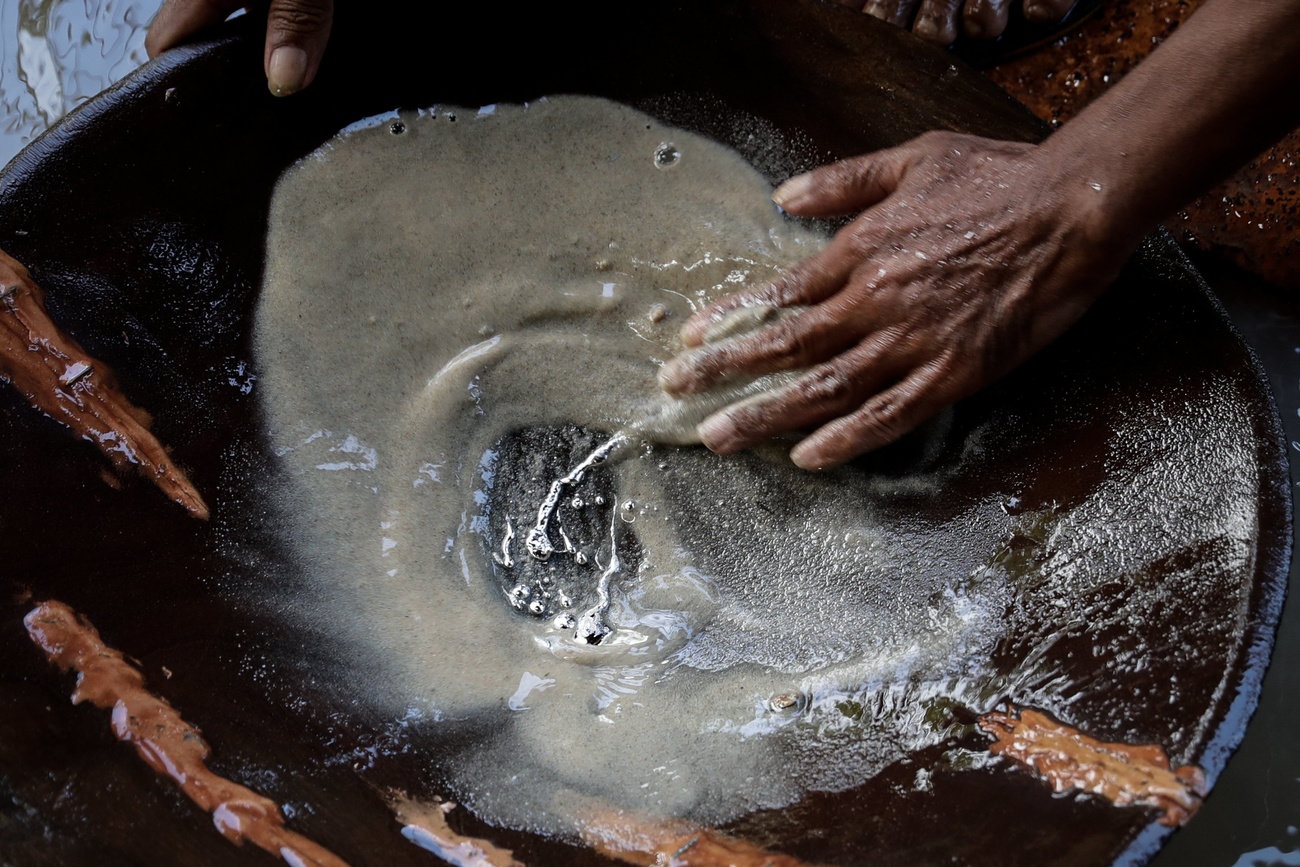 un tamis de chercheur d or