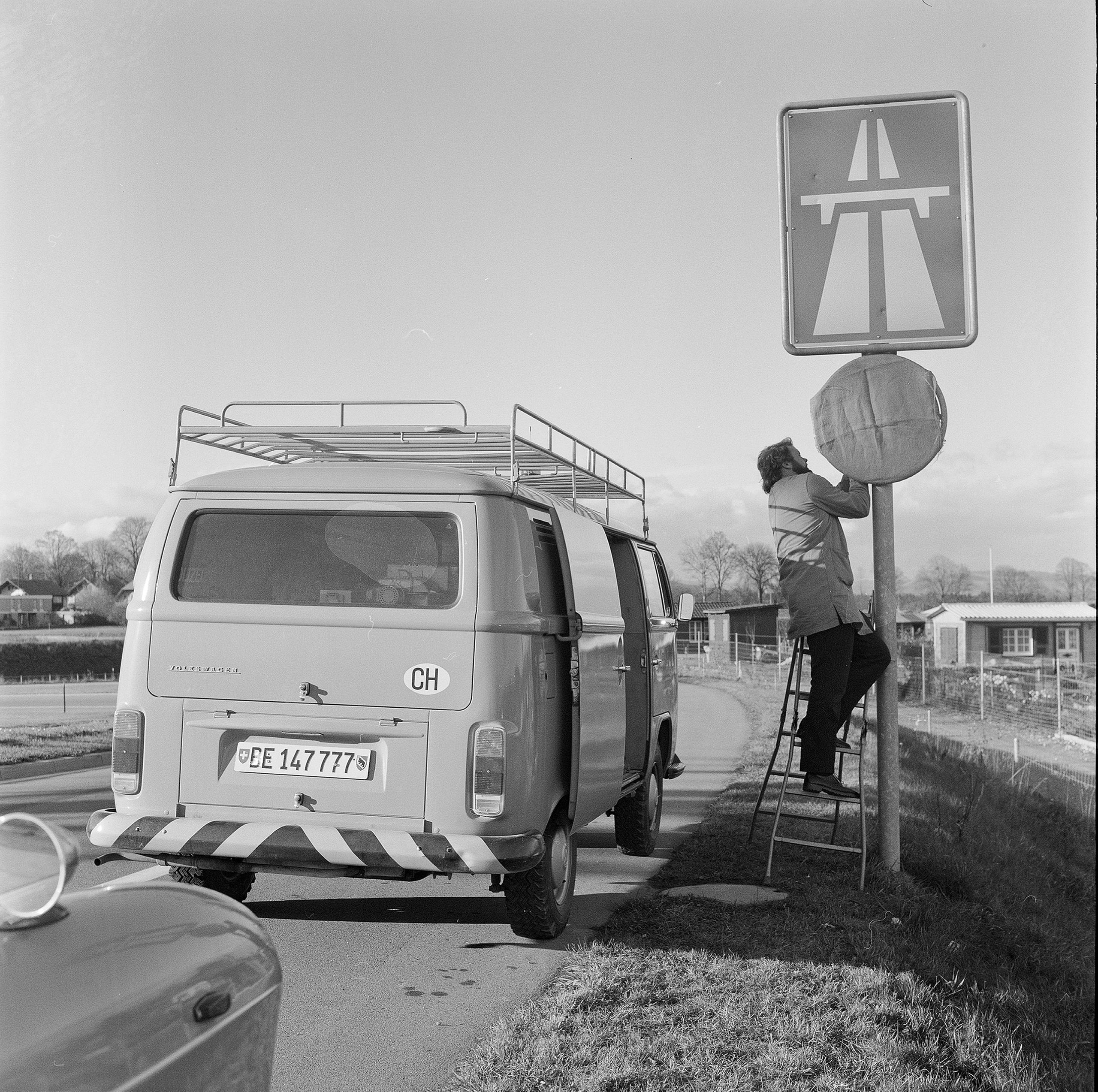 Mann montiert Tempo Limit Schild