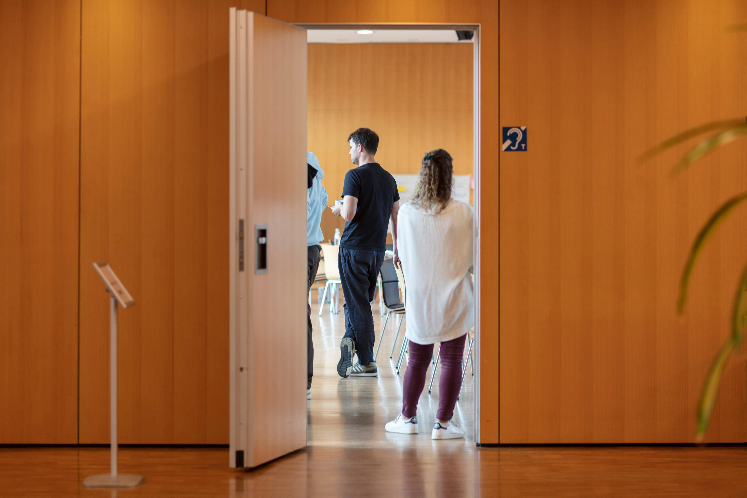 Una puerta abierta con dos chicos dentro de la sala