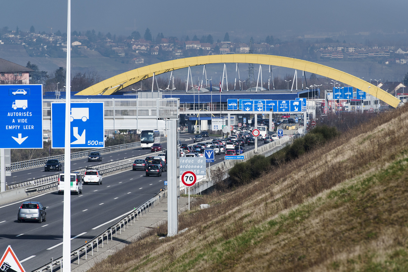 Voitures au franchissement de la frontière franco-suisse