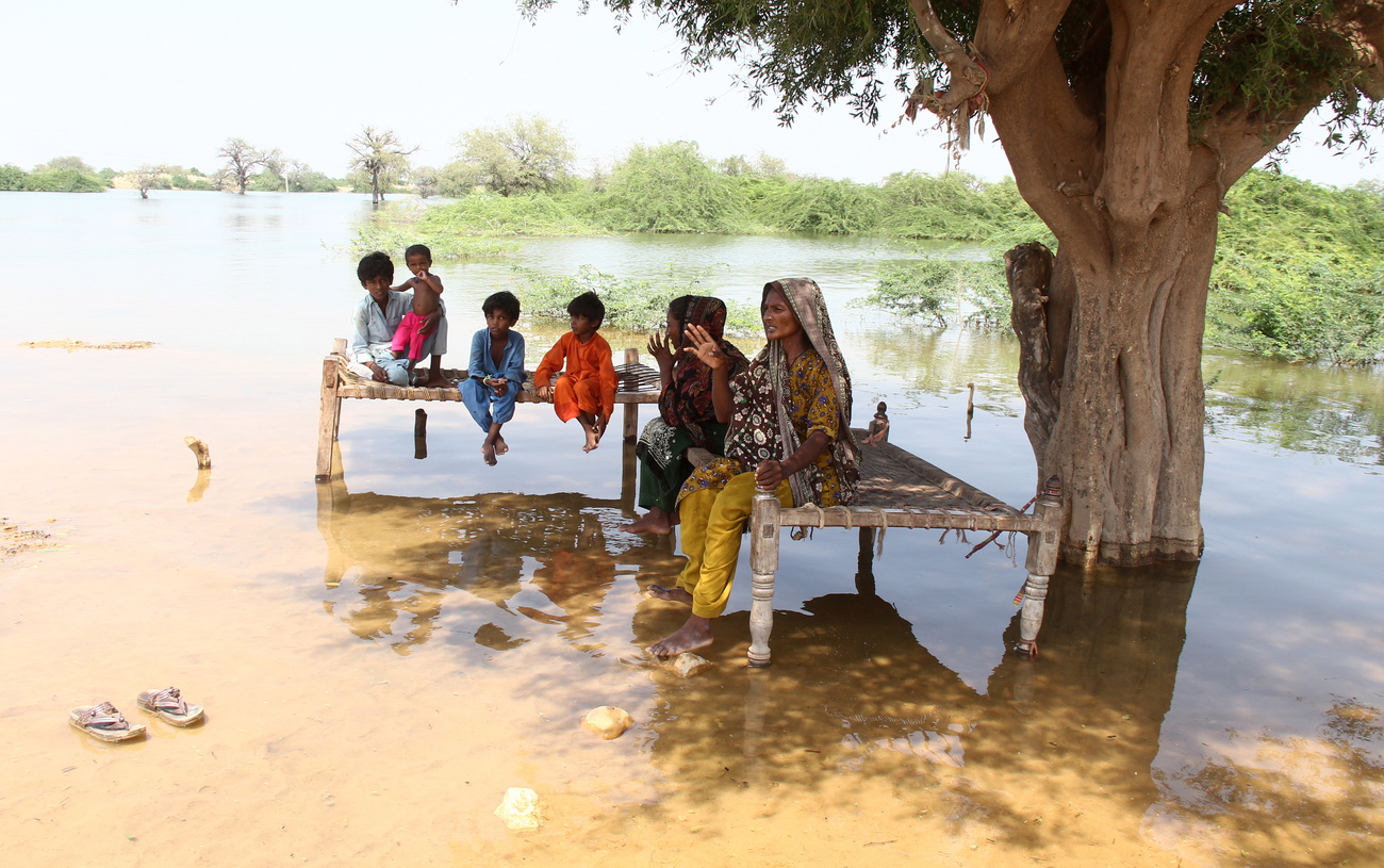 As pessoas afetadas pelas enchentes esperam por ajuda na província de Sindh, Paquistão.