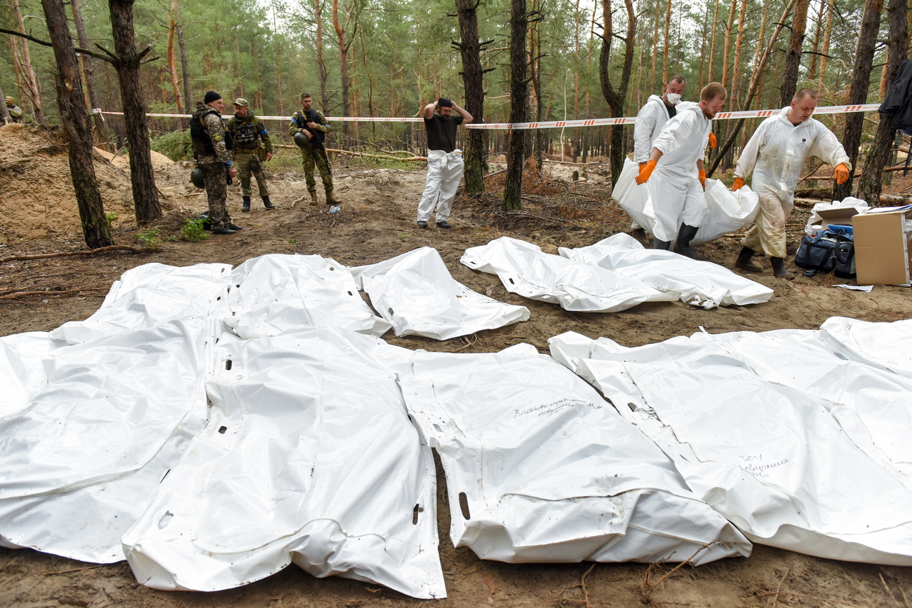 Bodies unearthed from graves in Izyum