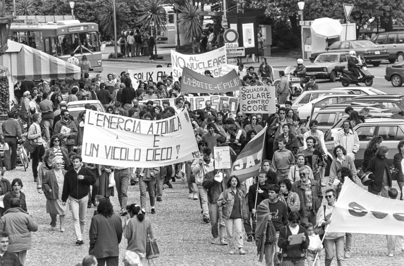 グラウビュンデン州ピズピアングランドで実施されたナグラの調査ボーリングに反対するティチーノ州のデモ（1990年）。抗議はイタリア、ティチーノ州、グラウビュンデン州で行われた